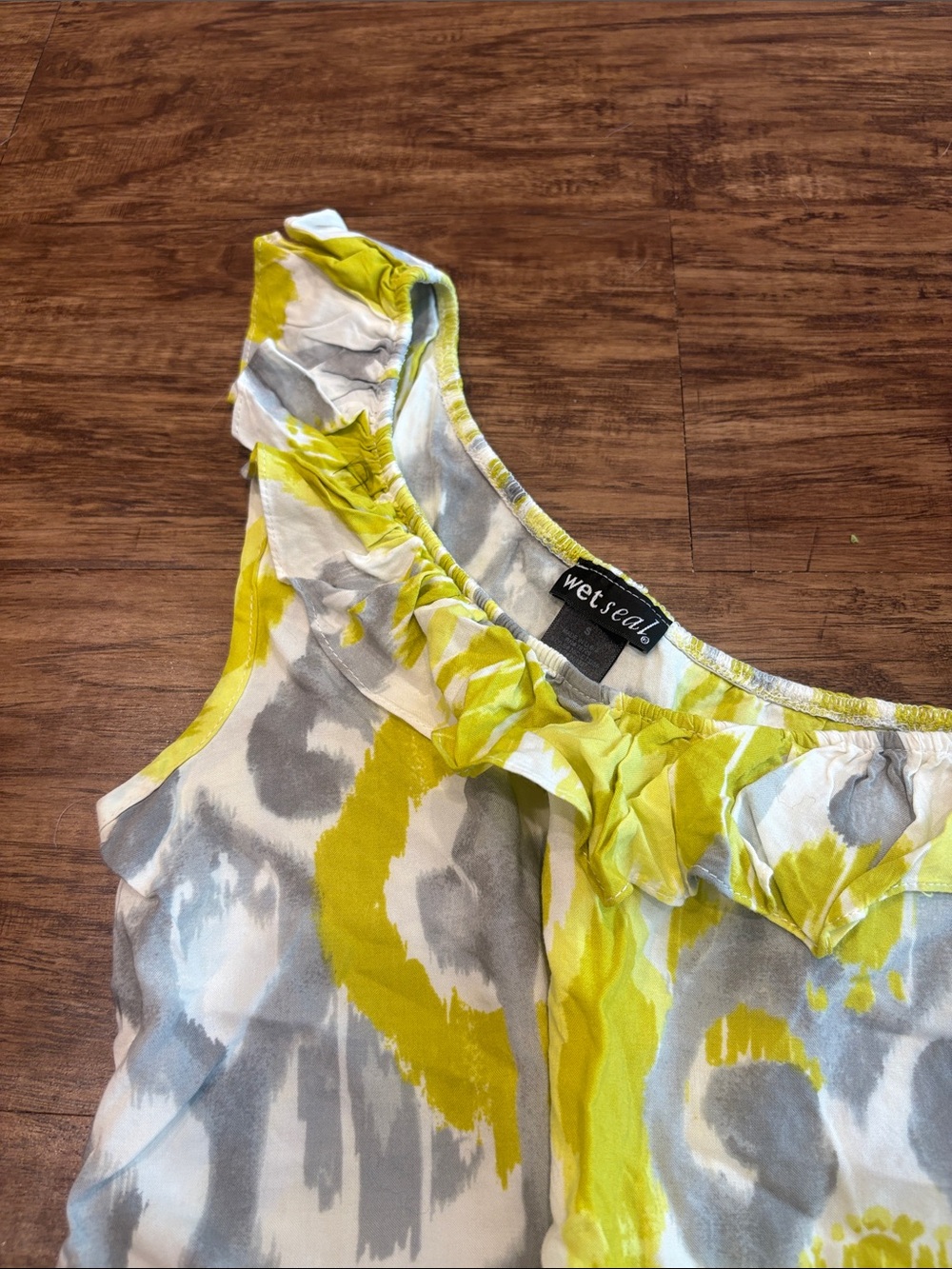 One-Shoulder Ruffle Tank Top - Picture 2 of 4